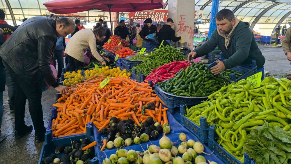 pazara gelen vatandaşlar patlıcan  Fiyatlarının çok yüksek olduğunu söylediler peki sebebi ne  fiyatı düşer mi