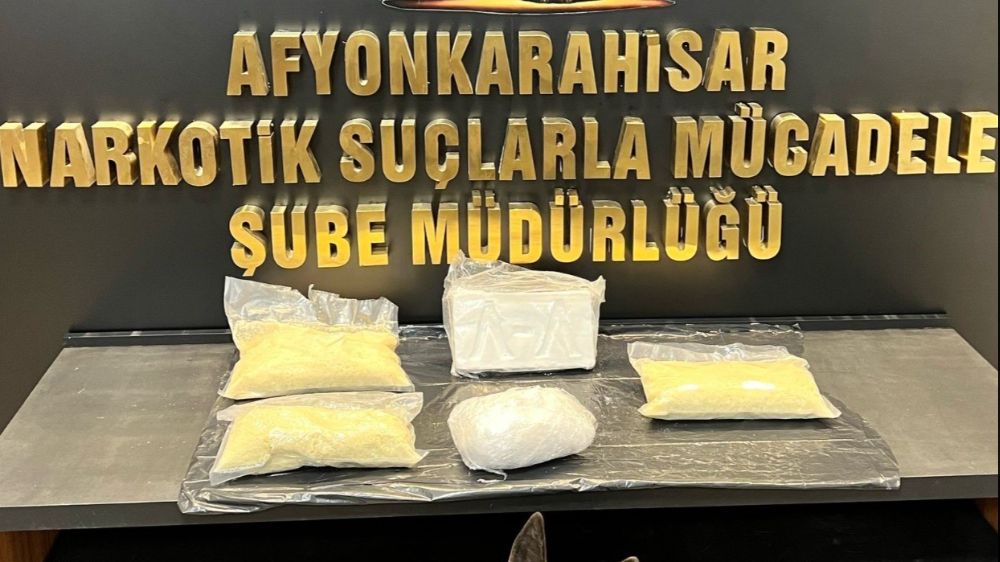 Polisin durdurduğu otomobilde 4 kilo 542 gram uyuşturucu ele geçirildi