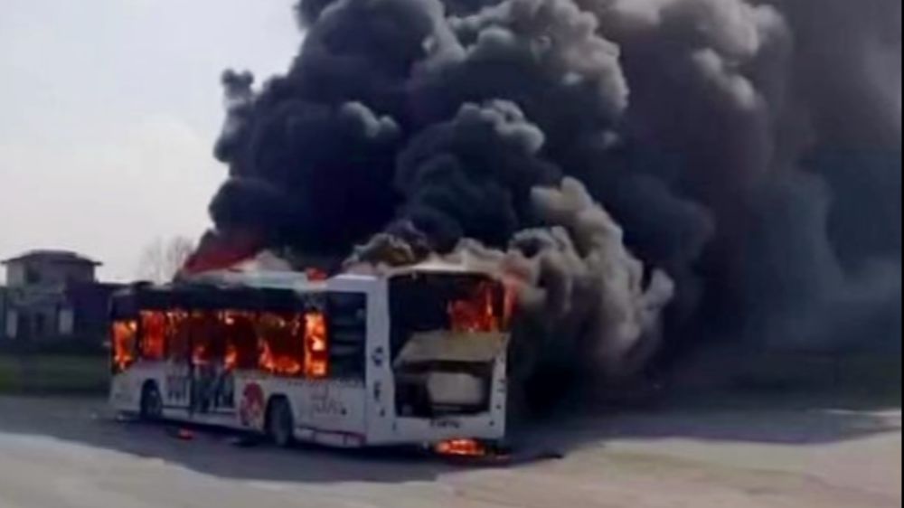 Sakarya'da otobüs alev topuna döndü: Gökyüzünü kara duman kapladı