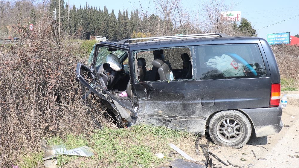 Sapanca'da minibüsle çarpışan otomobilin motoru 10 metre savruldu: 5'i çocuk 10 yaralı