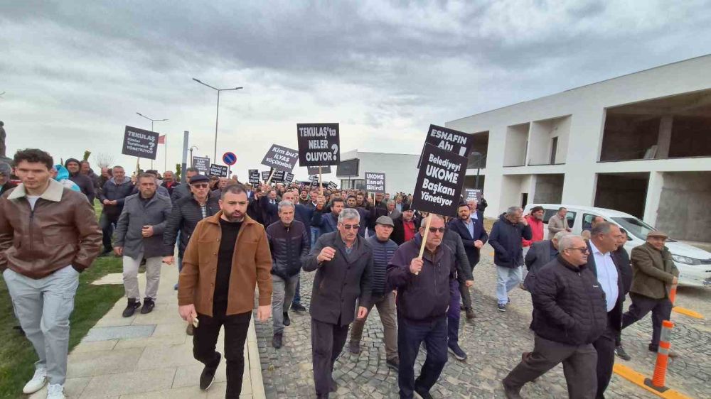 Tekirdağ’da minibüsçüler eylemde onlarca minibüs belediye önünde kontak kapattı