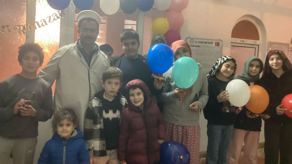 Teravih Namazı’na gelen çocuklara balon ve ikram