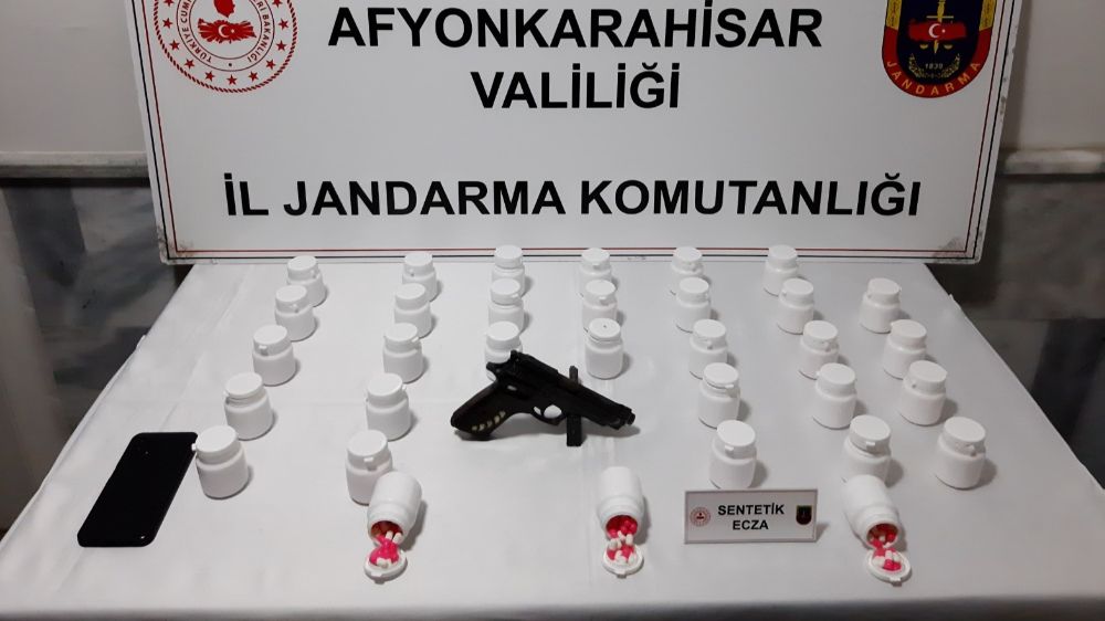 Uyuşturucu hapları satamadan jandarmaya yakalandı