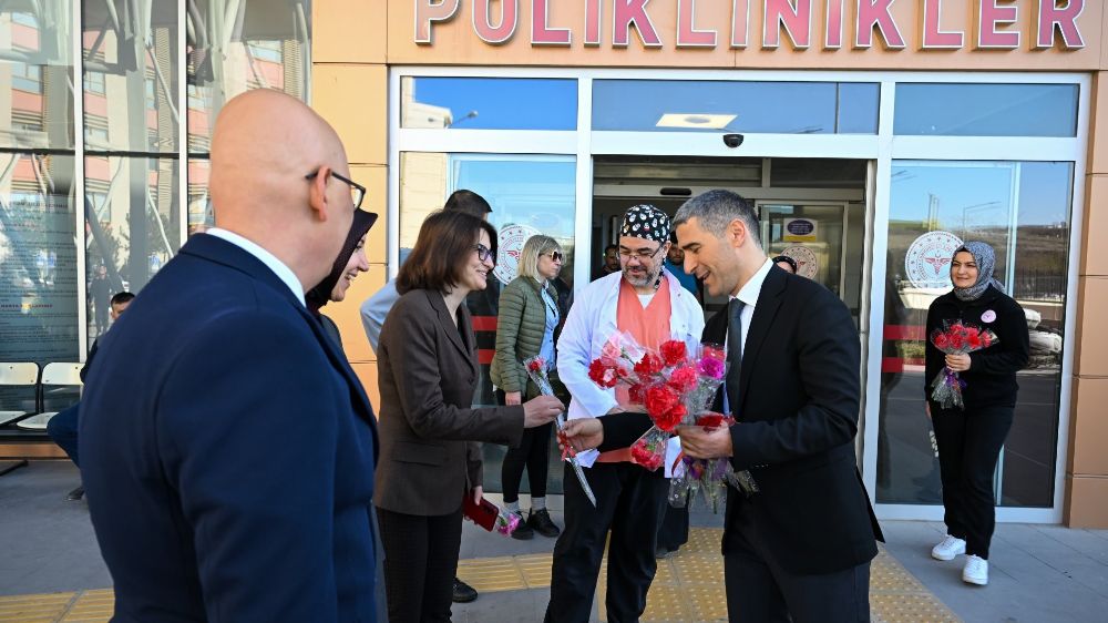  Vali Aktaş, Uşak Eğitim ve Araştırma Hastanesi çalışanlarını ziyaret etti