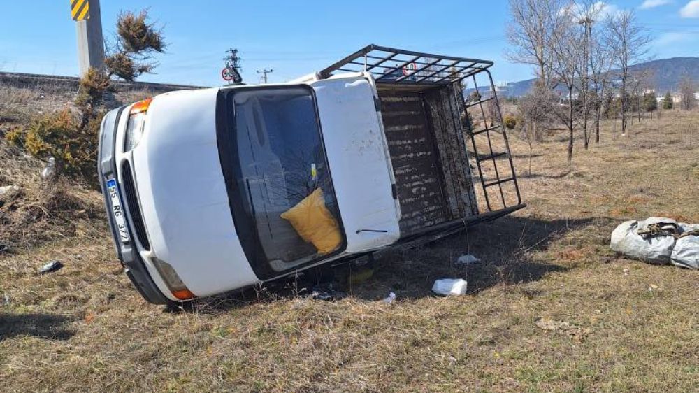 Yoldan çıkan kamyonet tarlaya uçtu: 2 yaralı