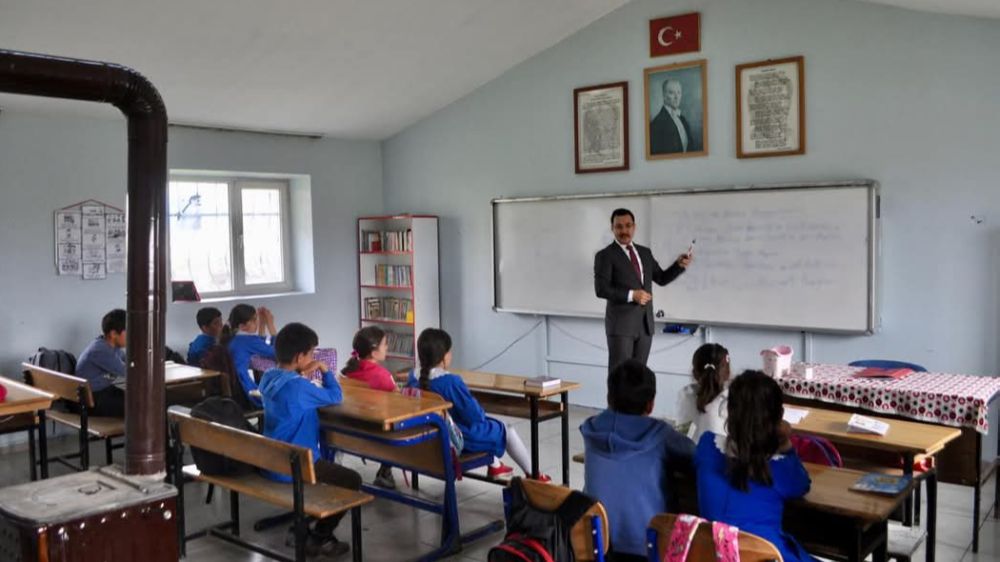 Akyaka Kaymakamı Demirtaş, köy okullarında