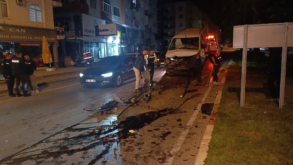 Alkollü sürücü kırmızı ışıkta bekleyen araçlara çarptı: 2 yaralı