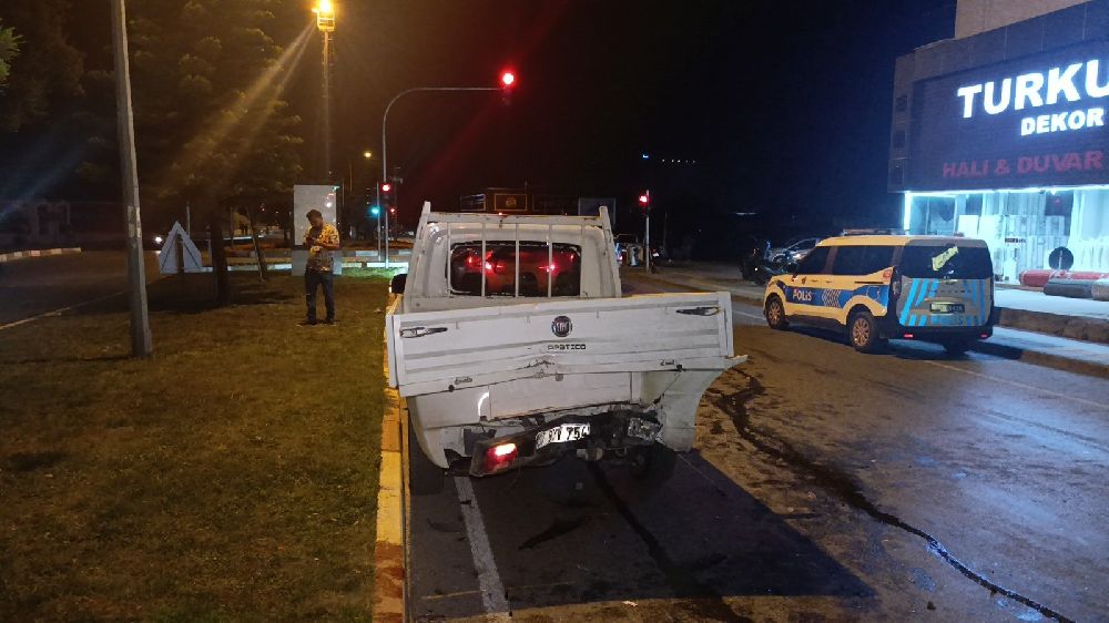 Alkollü sürücü kırmızı ışıkta bekleyen araçlara çarptı: 2 yaralı