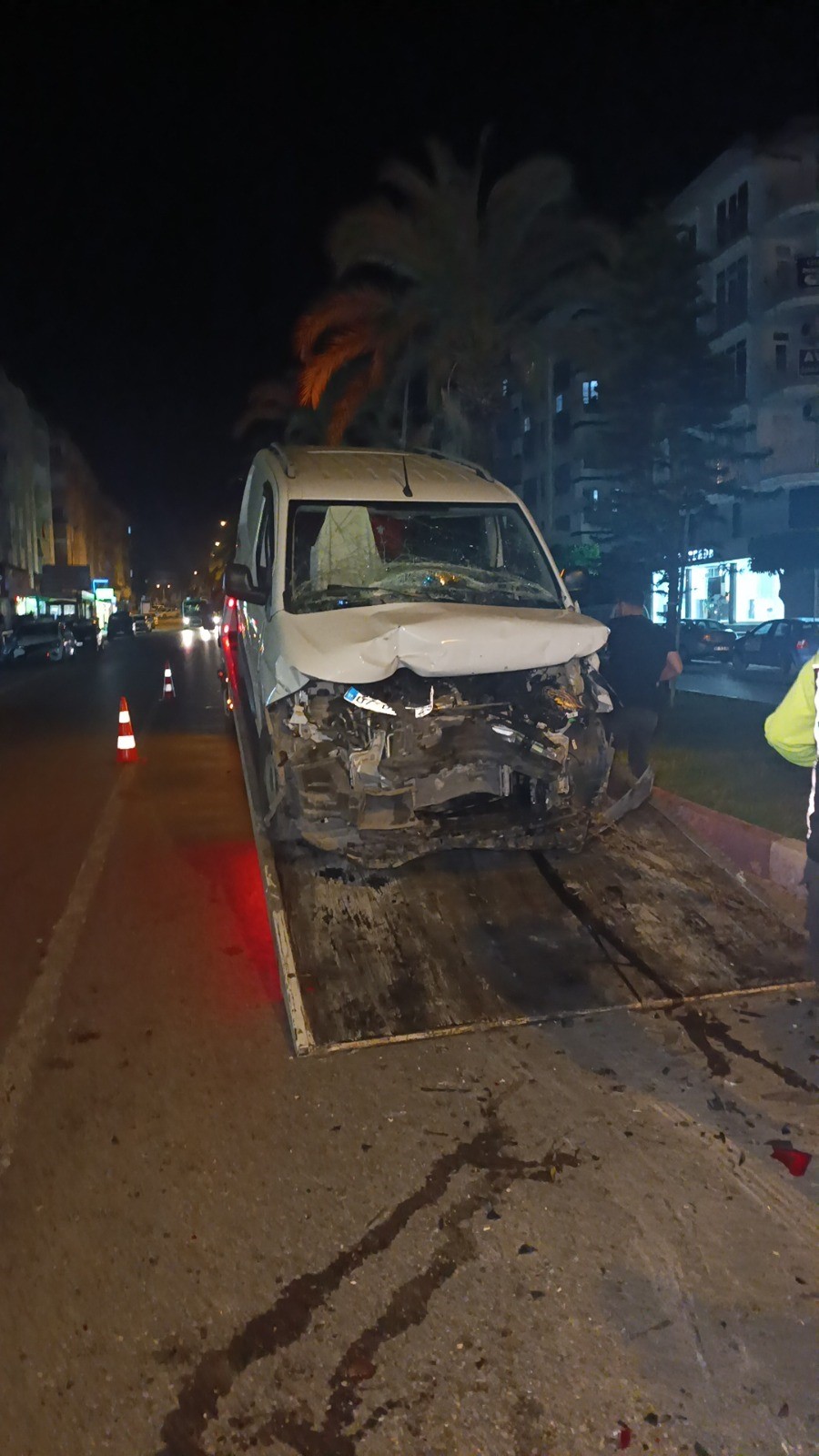 Alkollü sürücü kırmızı ışıkta bekleyen araçlara çarptı: 2 yaralı