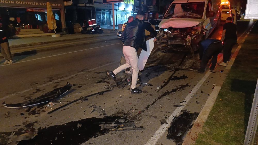 Alkollü sürücü kırmızı ışıkta bekleyen araçlara çarptı: 2 yaralı