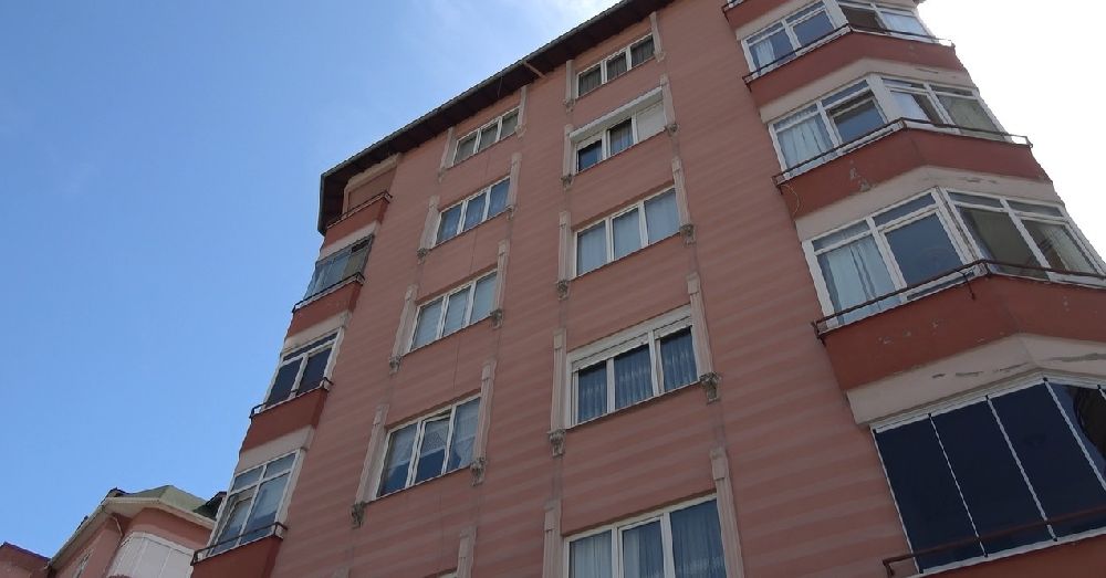 Antalya'da akıl almaz olay: 36 günlük bebeğini pencereden attı