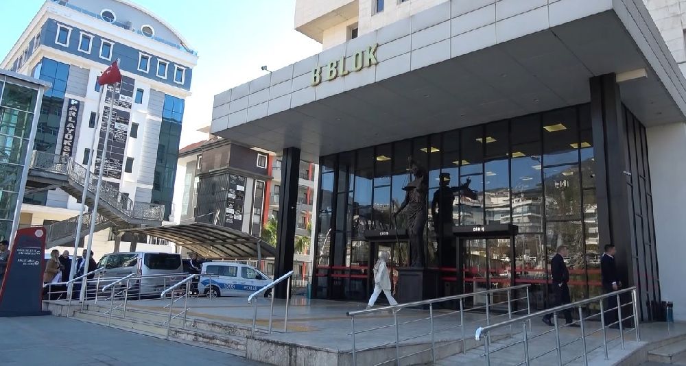 Antalya'da akıl almaz olay: 36 günlük bebeğini pencereden attı