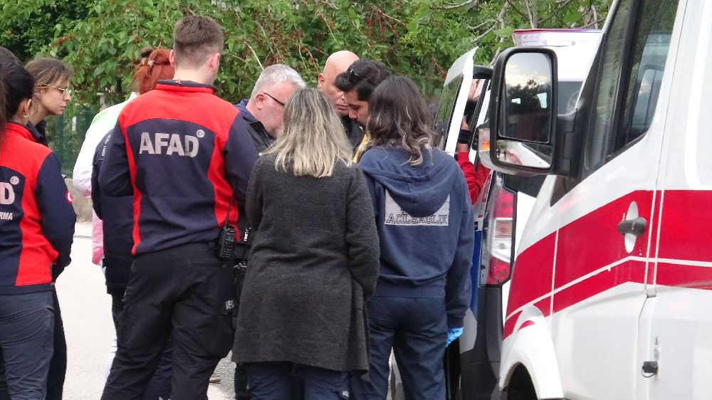 Antalya'da bunalıma girip kayalıklara çıkan genç, ekipleri alarma geçirdi