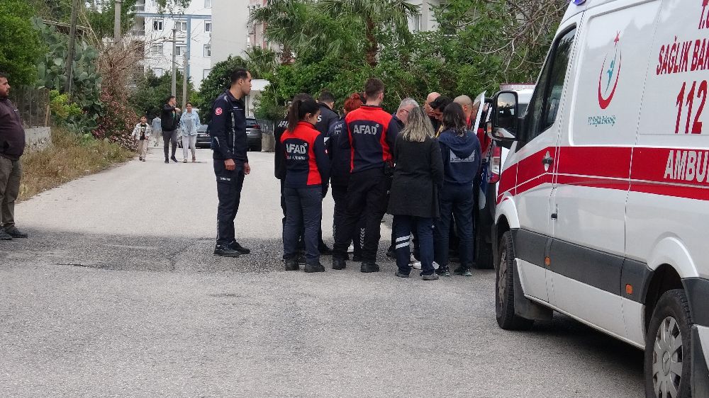 Antalya'da bunalıma girip kayalıklara çıkan genç, ekipleri alarma geçirdi