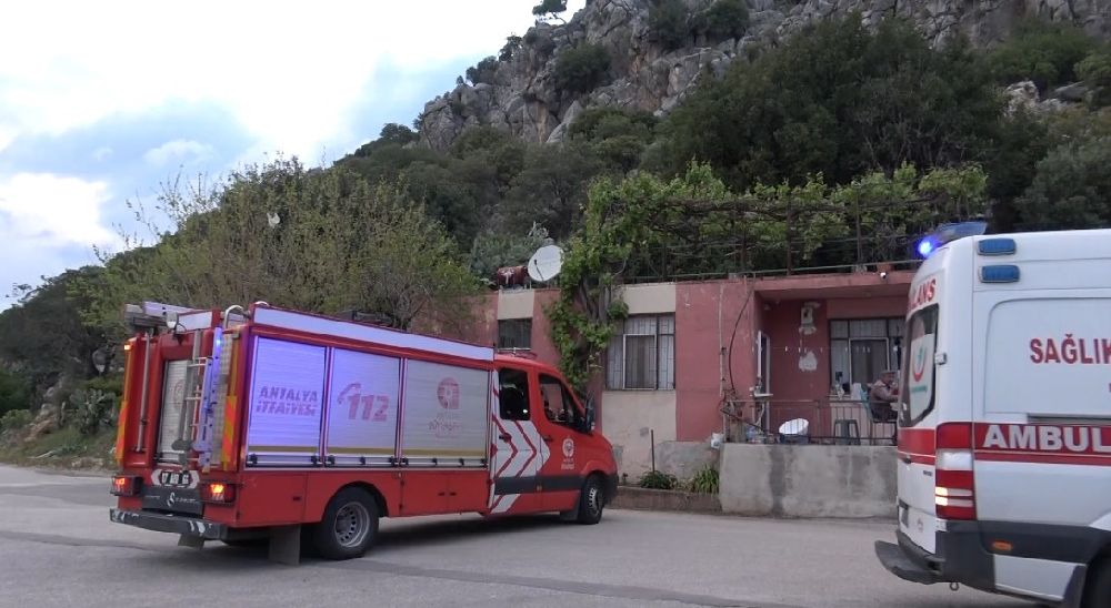 Antalya'da bunalıma girip kayalıklara çıkan genç, ekipleri alarma geçirdi