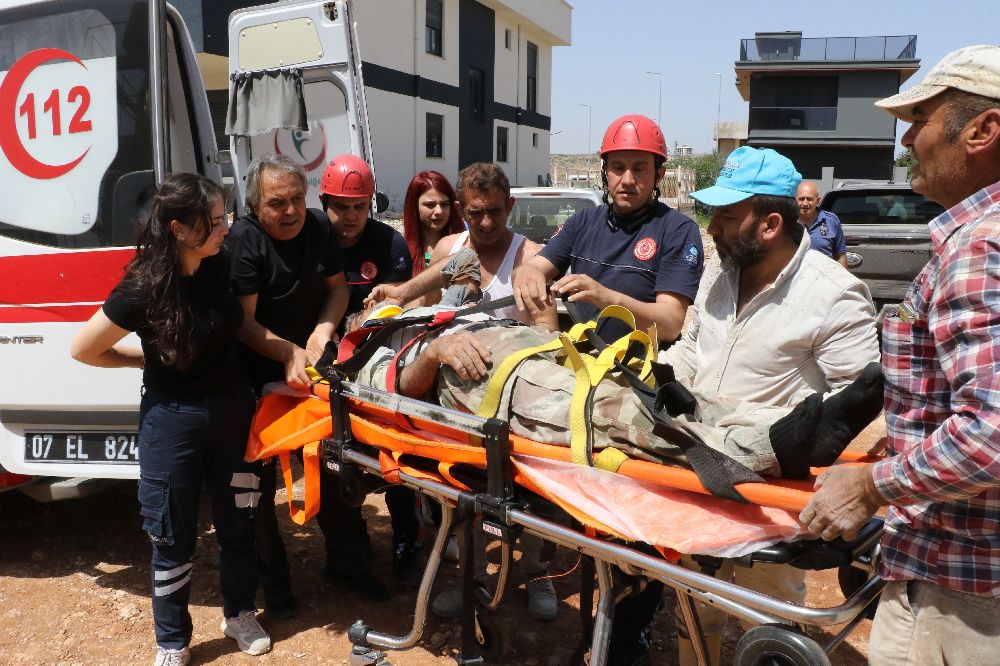 Antalya'da inşaat işçisi villanın jeneratör odasına düşüp yaralandı