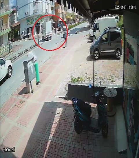 Antalya'da kaza yapan sürücüler olay yerini terk etti