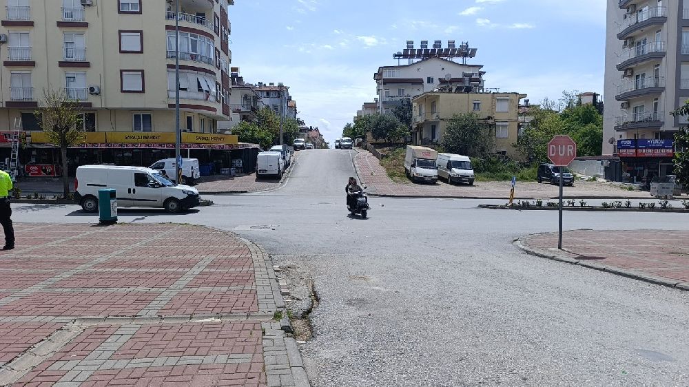 Antalya'da kaza yapan sürücüler olay yerini terk etti