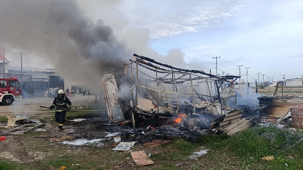 Antalya'da konteyner yangını korkuttu