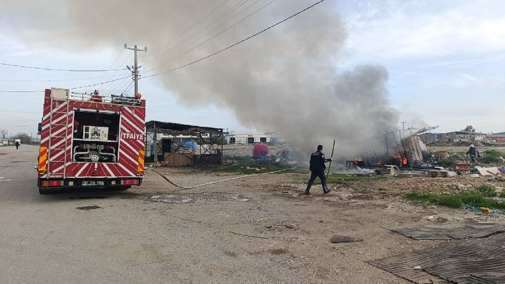 Antalya'da konteyner yangını korkuttu