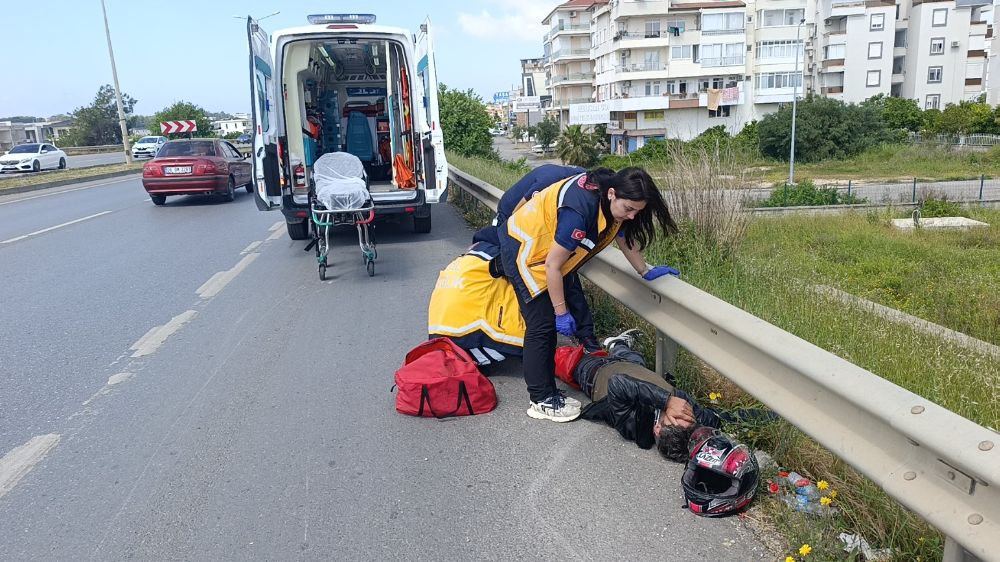 Antalya'da lastiği patlayan motosiklet devrildi: 2 yaralı