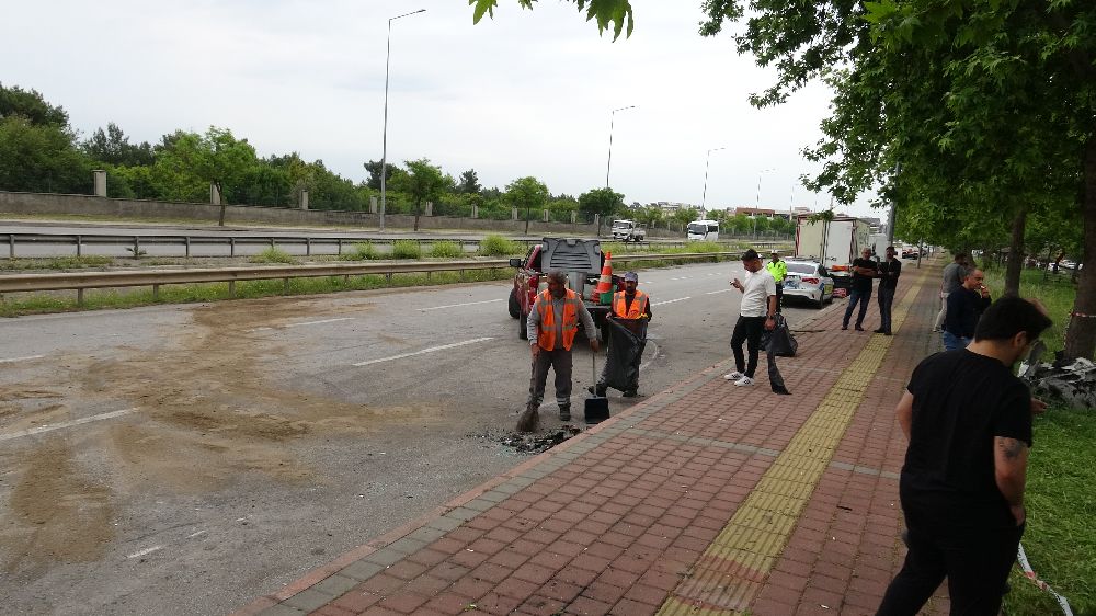 Antalya'da park halindeki kamyonete çarpan otomobil hurdaya döndü, genç sürücüsü hayatını kaybetti