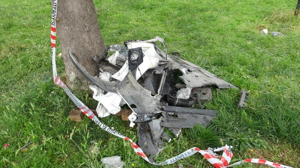 Antalya'da park halindeki kamyonete çarpan otomobil hurdaya döndü, genç sürücüsü hayatını kaybetti