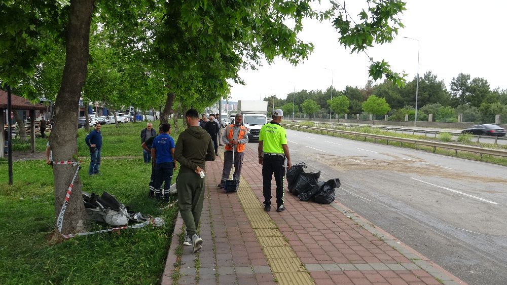Antalya'da park halindeki kamyonete çarpan otomobil hurdaya döndü, genç sürücüsü hayatını kaybetti