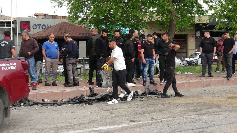 Antalya'da park halindeki kamyonete çarpan otomobil hurdaya döndü, genç sürücüsü hayatını kaybetti