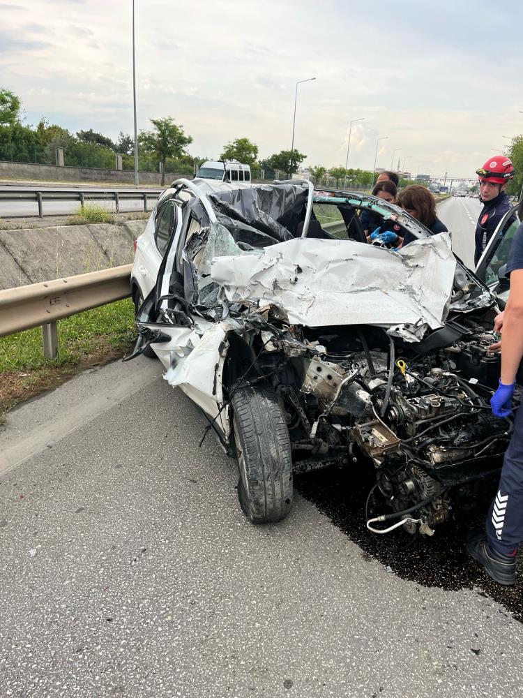 Antalya'da park halindeki kamyonete çarpan otomobil hurdaya döndü, genç sürücüsü hayatını kaybetti