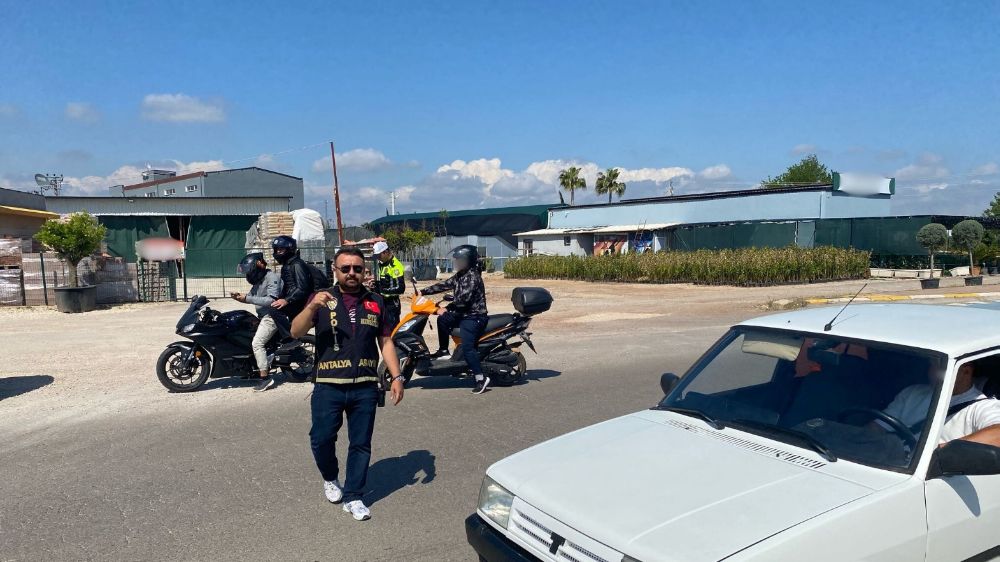 Antalya'da polis uygulamasında 7 çalıntı araç ele geçirildi