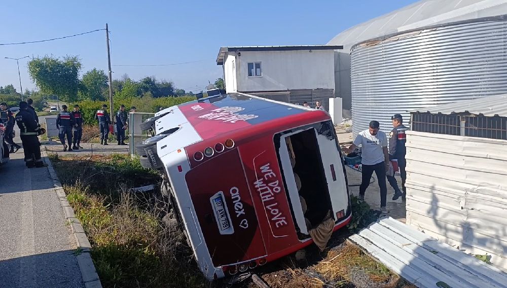 Antalya’da tur midibüsü devrildi, Rus uyruklu 18 turist yaralandı
