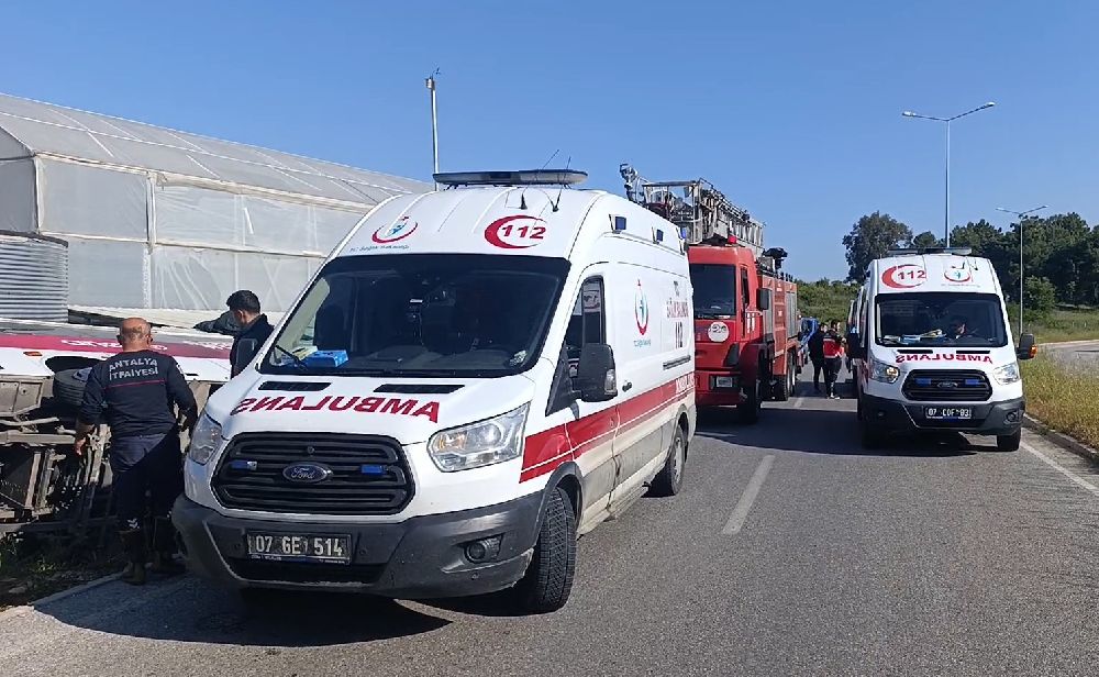 Antalya’da tur midibüsü devrildi, Rus uyruklu 18 turist yaralandı