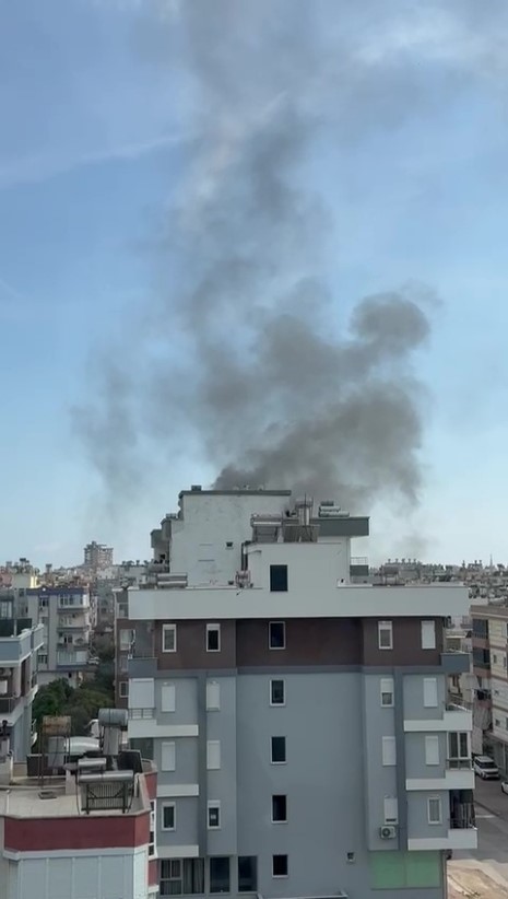 Antalya'da yangında ahşap kat kullanılamaz hale geldi