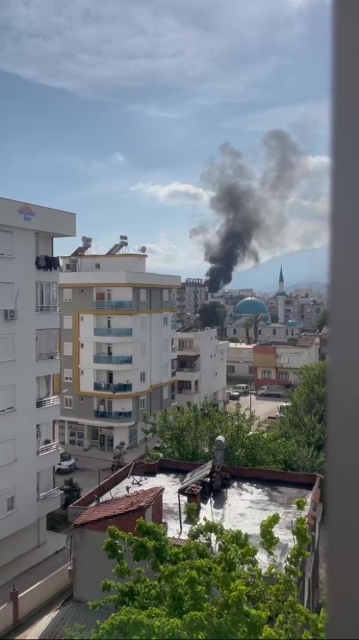 Antalya'da yangında ahşap kat kullanılamaz hale geldi