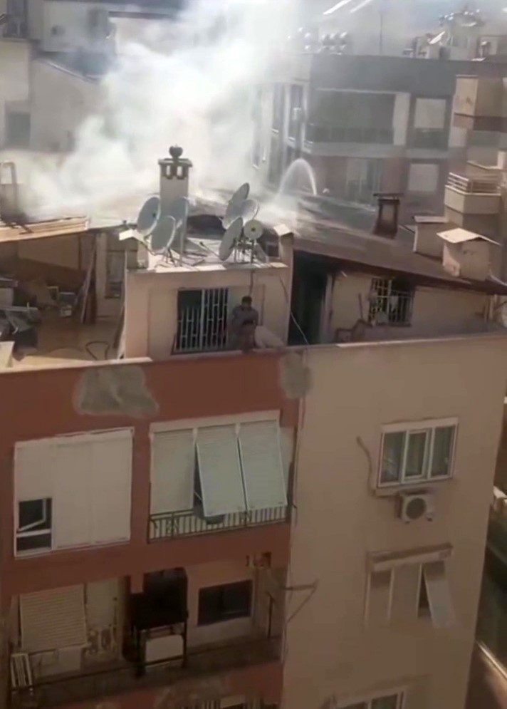 Antalya'da yangında ahşap kat kullanılamaz hale geldi