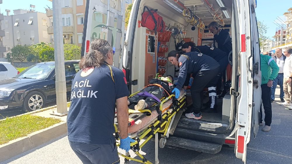 Antalya'da yola fırlayan 7 yaşındaki çocuğa otomobil çarptı