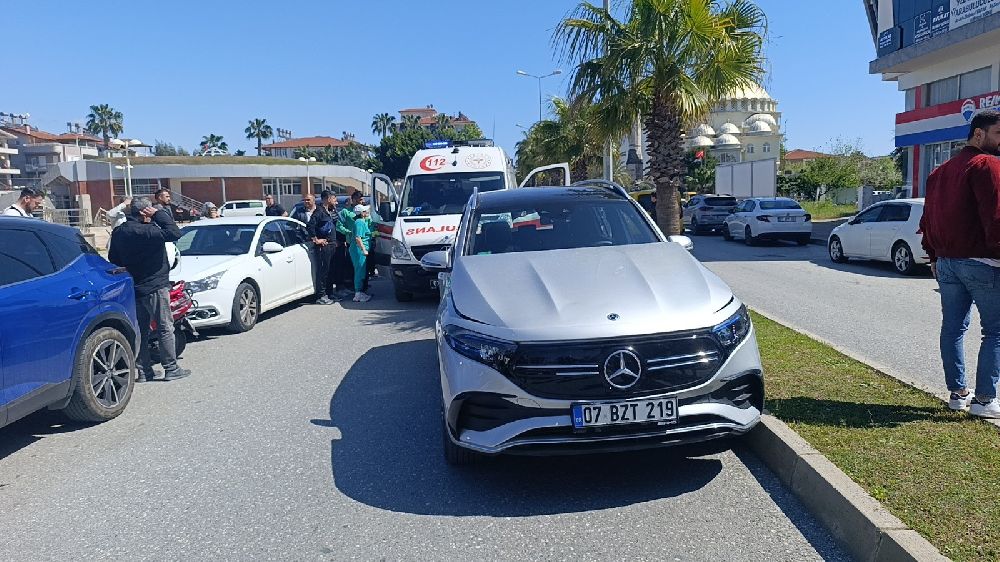 Antalya'da yola fırlayan 7 yaşındaki çocuğa otomobil çarptı