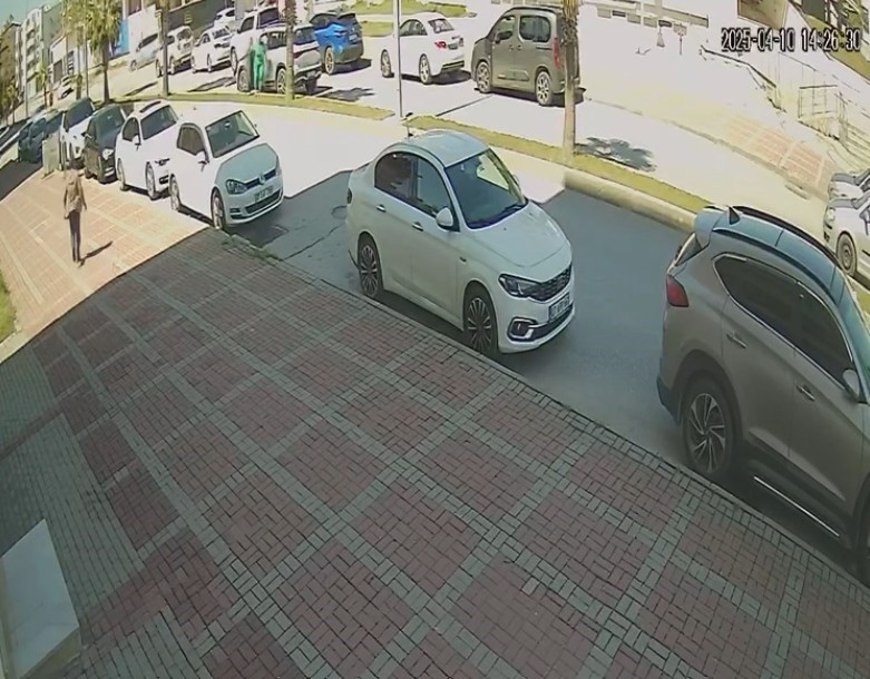 Antalya'da yola fırlayan 7 yaşındaki çocuğa otomobil çarptı