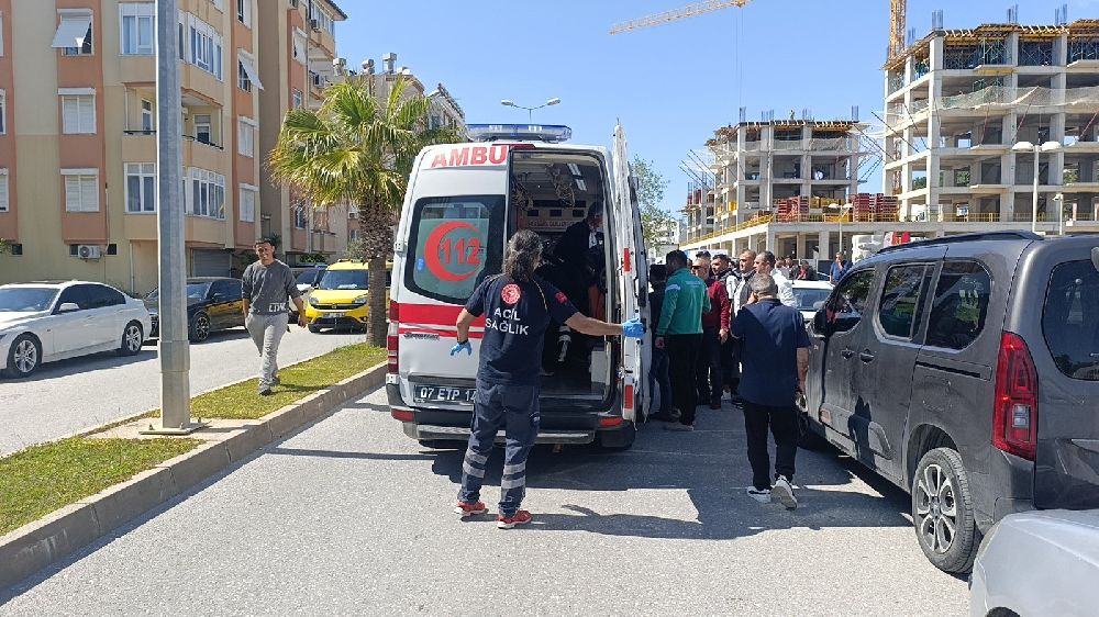 Antalya'da yola fırlayan 7 yaşındaki çocuğa otomobil çarptı