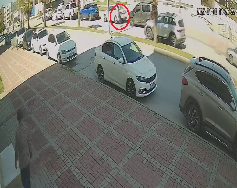Antalya'da yola fırlayan 7 yaşındaki çocuğa otomobil çarptı