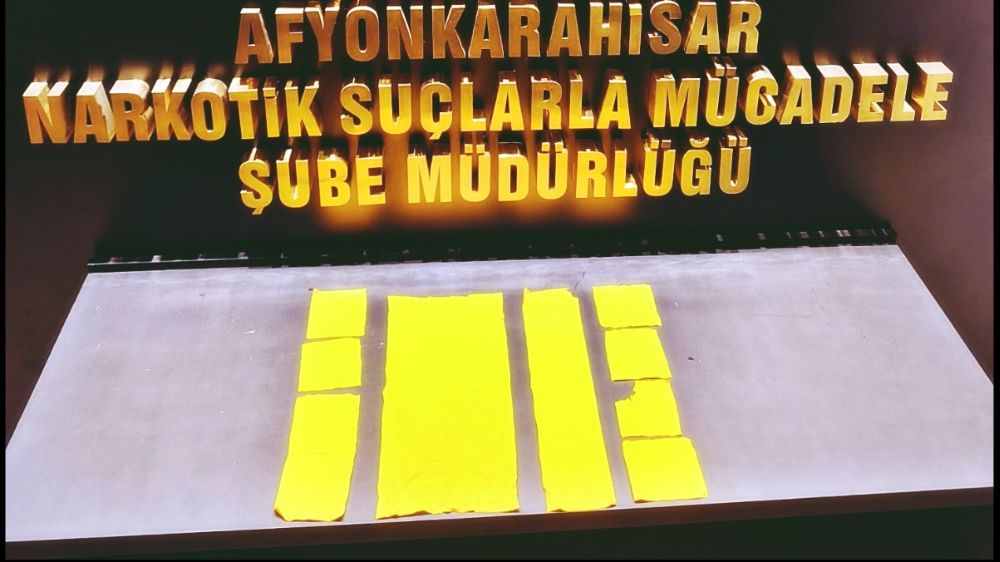  Aracın gizli bölmesindeki uyuşturucuyu polis böyle buldu