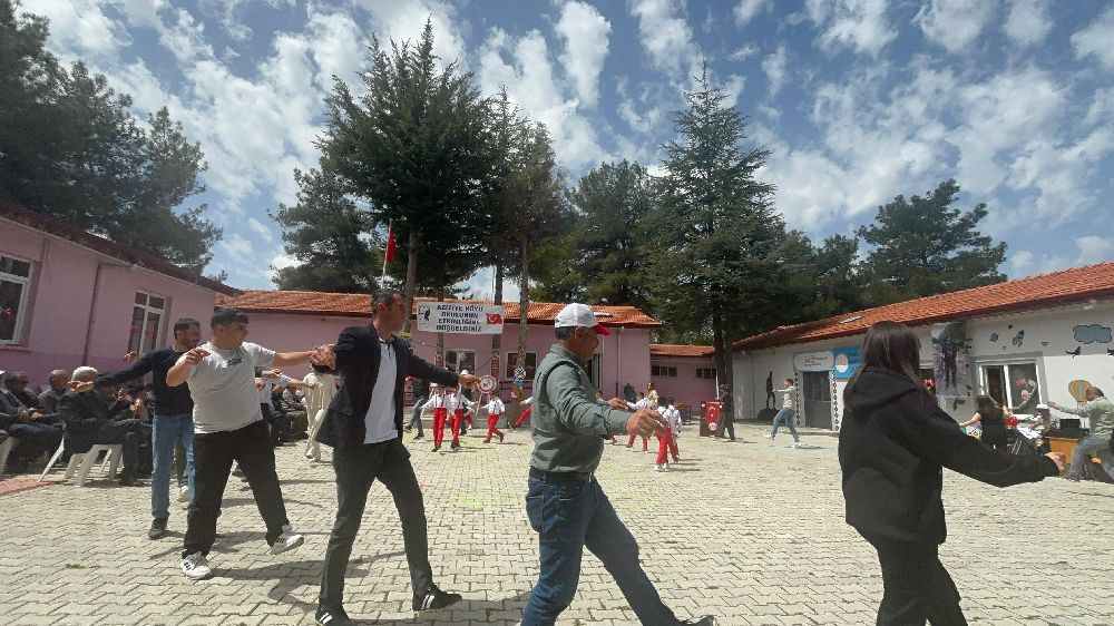 Aziziye’de 23 Nisan coşkusu Şehit Orhan Ayan unutulmadı