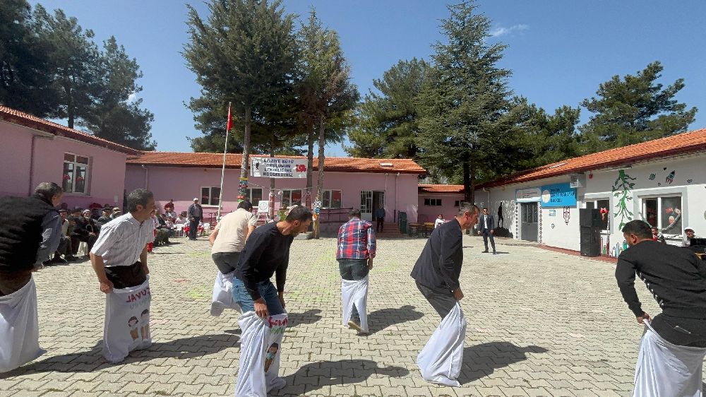 Aziziye’de 23 Nisan coşkusu Şehit Orhan Ayan unutulmadı