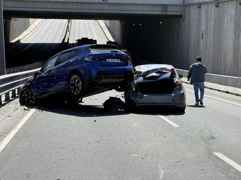 Beylikdüzü'nde 6 araçlı zincirleme kaza: 3 yaralı