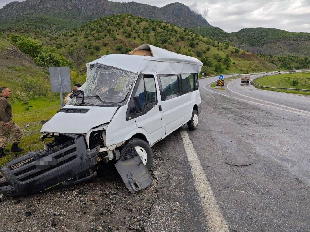 Bitlis’te tır ile minibüs çarpıştı: 1 ölü, 2 yaralı