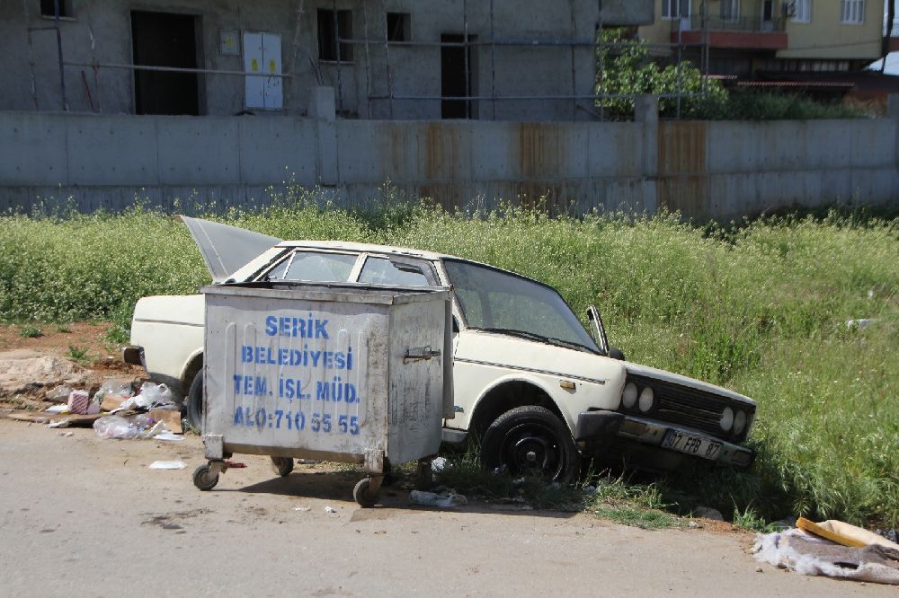 Bu da oldu: Buzdolabı, televizyon derken Fiat Tofaş otomobil de çöpe atıldı