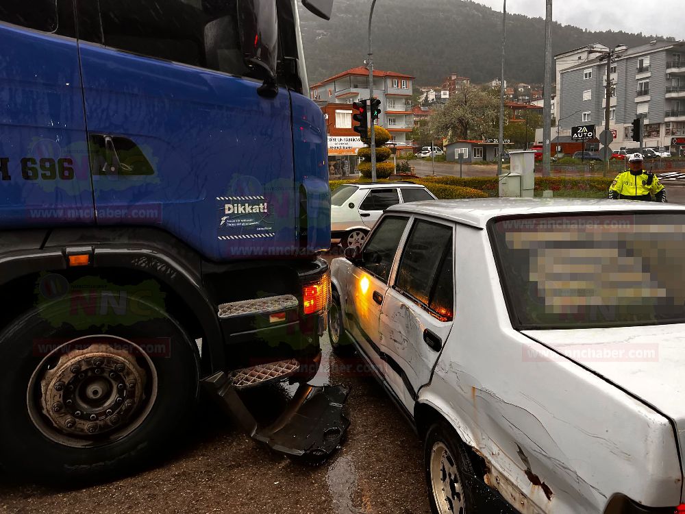 Bucak'ta tır kazası Araç sürücüsü yaralandı