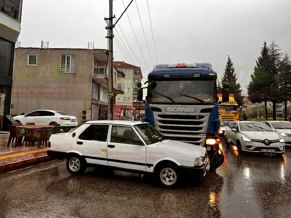 Bucak'ta tır kazası Araç sürücüsü yaralandı