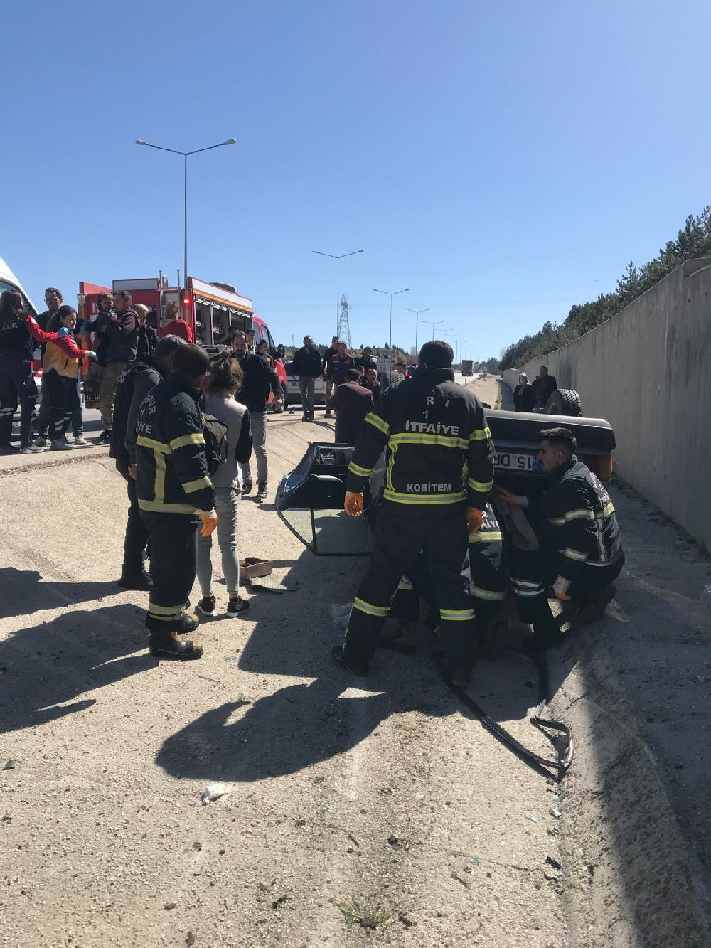Burdur Antalya yolunda araç takla attı 2'si çocuk 4 yaralı